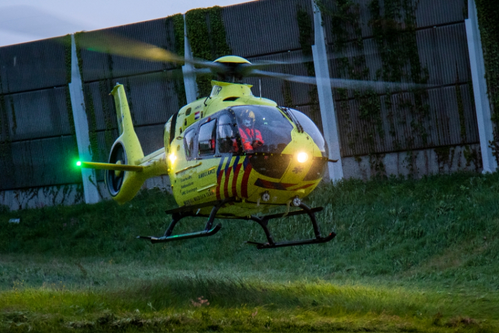 Traumahelikopter voor medische noodsituatie in Groenoord