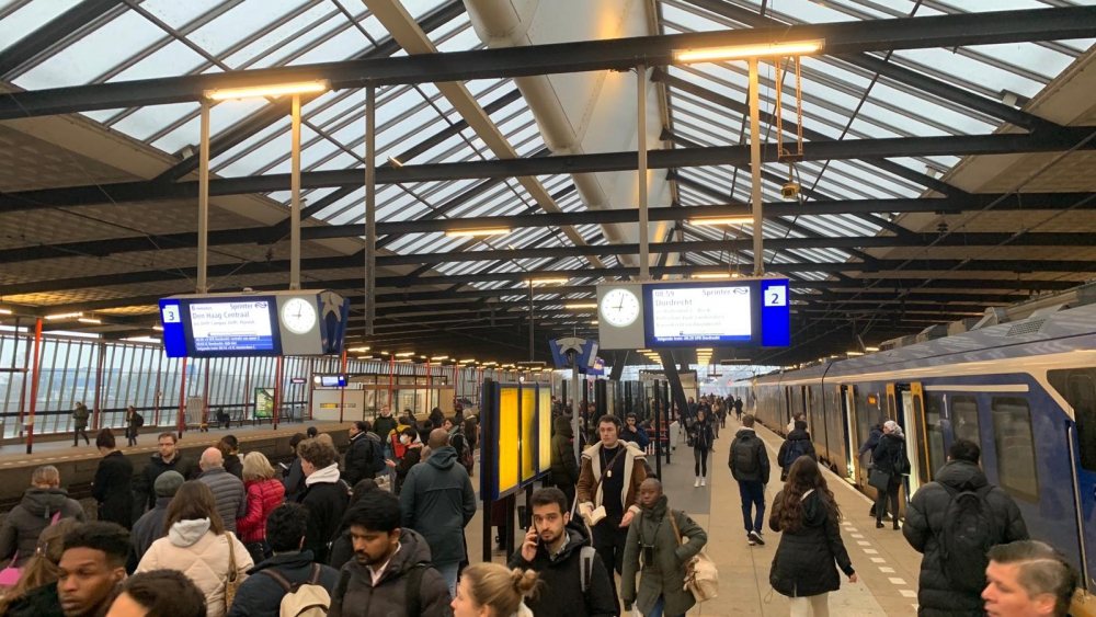 Minder treinverkeer richting Den Haag, grote drukte op station Schiedam Centrum