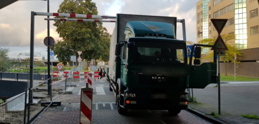 Vrachtwagen rijdt zich vast