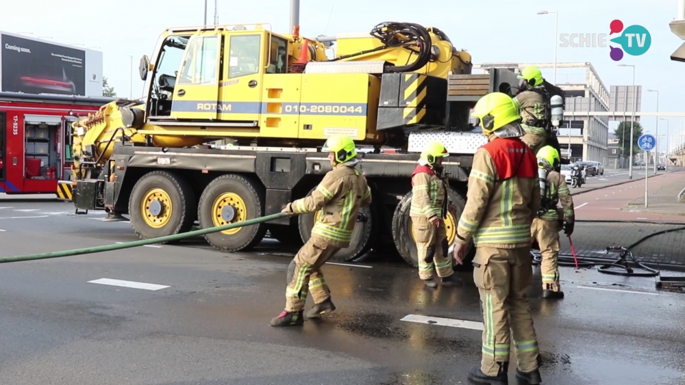 Brand in kraanwagen geblust met schuim