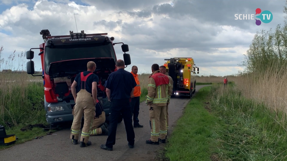 Brandweerauto urenlang vast in de modder