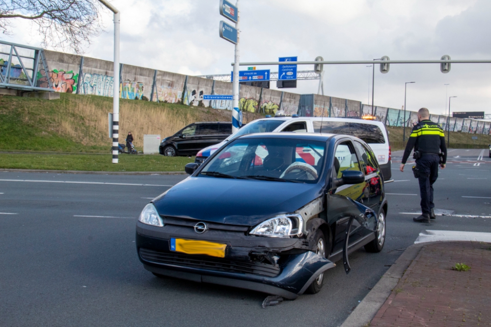 Flinke schade na aanrijding tussen twee auto&#039;s op de &#039;s-Gravelandseweg