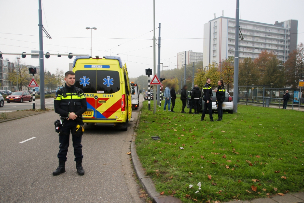 Twee auto&#039;s botsen op de Van Haarenlaan in Schiedam