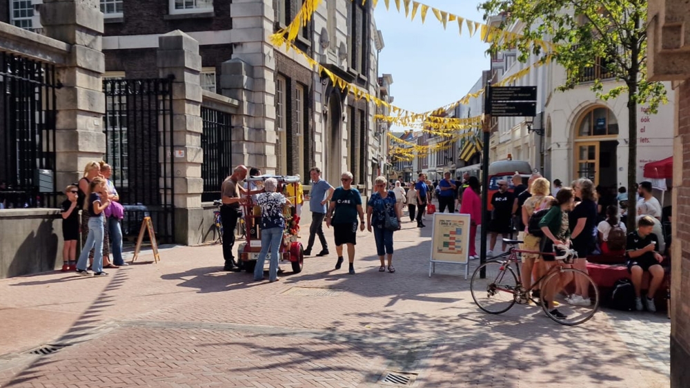 Na alle strubbelingen is de Schiedamse Hoogstraat feestelijk &#039;heropend&#039;