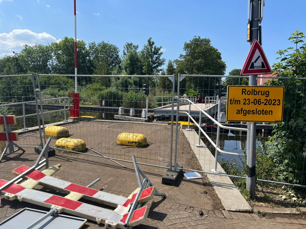 De borden met de nieuwe vertraging staan al bij de rolbrug