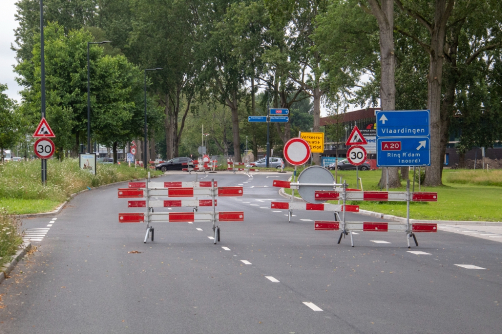 Wirwar aan verkeersborden en afgesloten stukken weg op Hargalaan