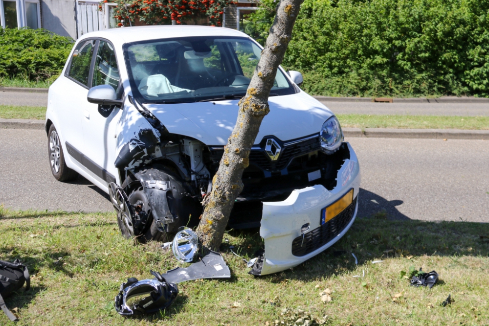 Auto botst tegen boom