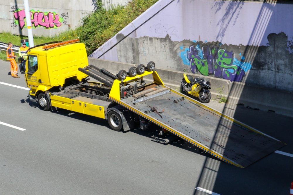 Motorrijder gewond bij aanrijding met vrachtwagen op de A4