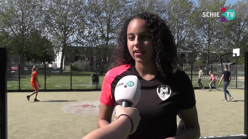 Schiedamse profvoetbalster Chasity Grant geeft clinic