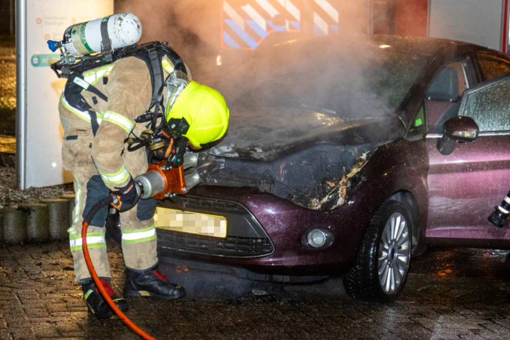 Auto vliegt tijdens het rijden in brand, voorbijganger voorkomt erger