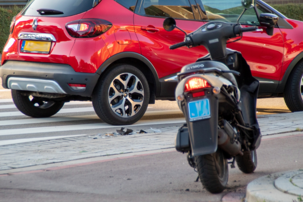 Aanrijding tussen auto en scooter op de Admiraal Trompstraat