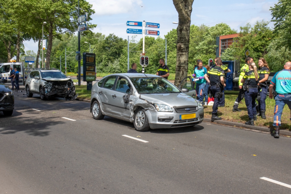 Veel schade bij botsing tussen twee auto&#039;s op de Churchillweg