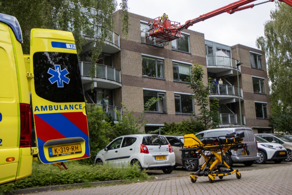 Patiënt wordt met hoogwerker uit woning gehaald, ook traumaheli opgeroepen