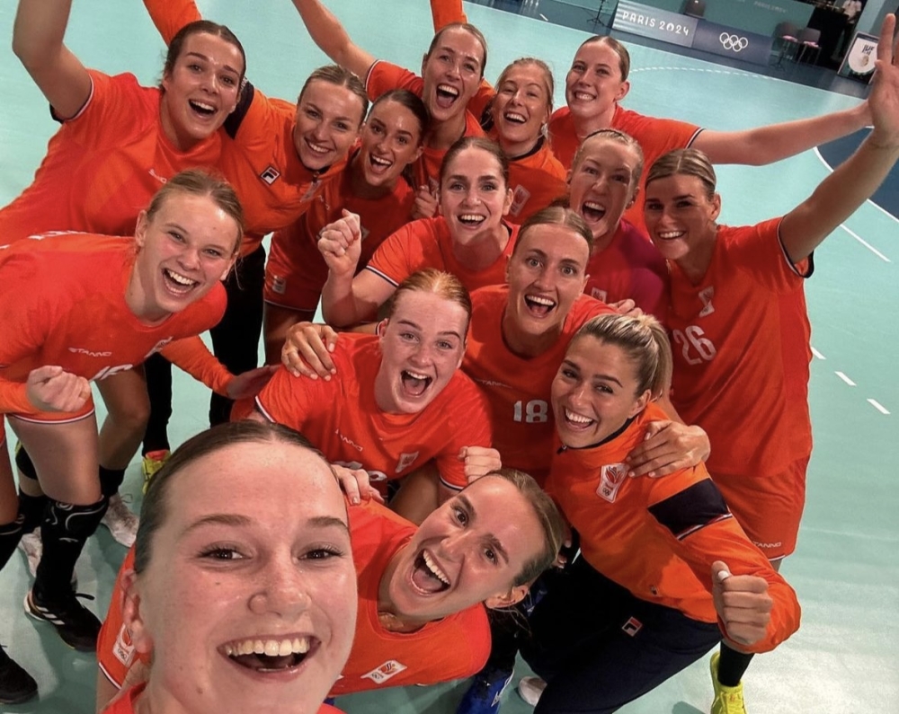 Schiedamse handbalster Kelly Dulfer gaat met winst tegen Hongarije de kwartfinale in