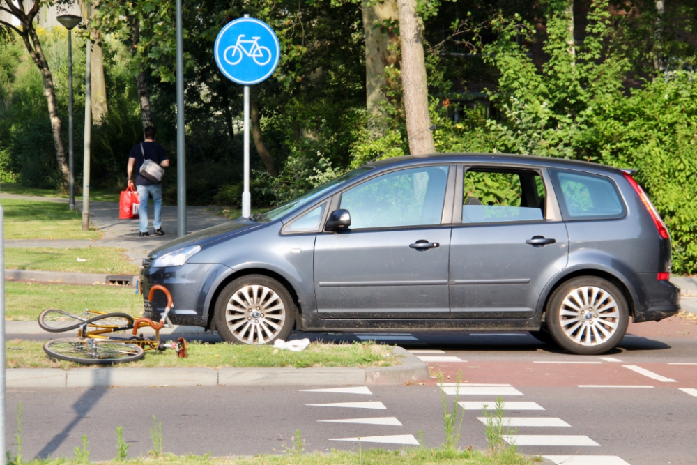 Fietser geschept door auto