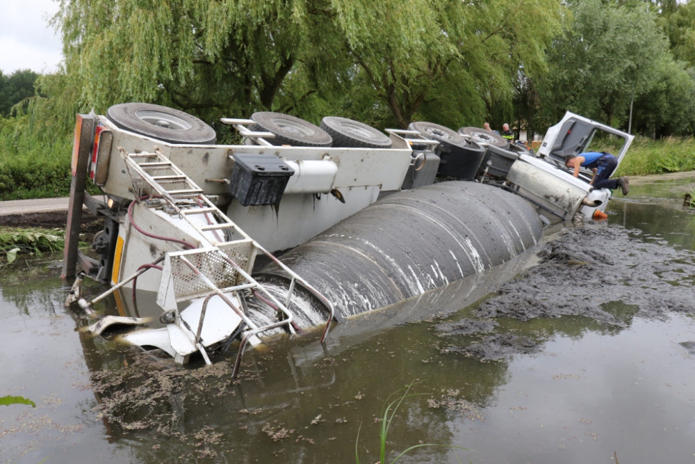 Cementwagen glijdt in de sloot