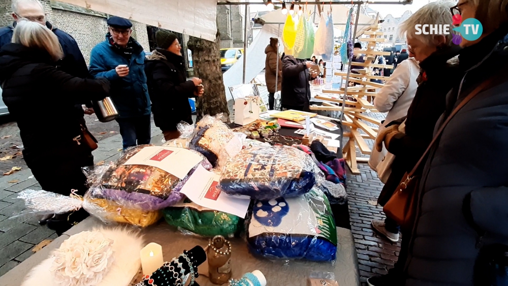 Voorafgaand aan de Kaarsjesavond werd er een makers- en kaarsjesmarkt gehouden