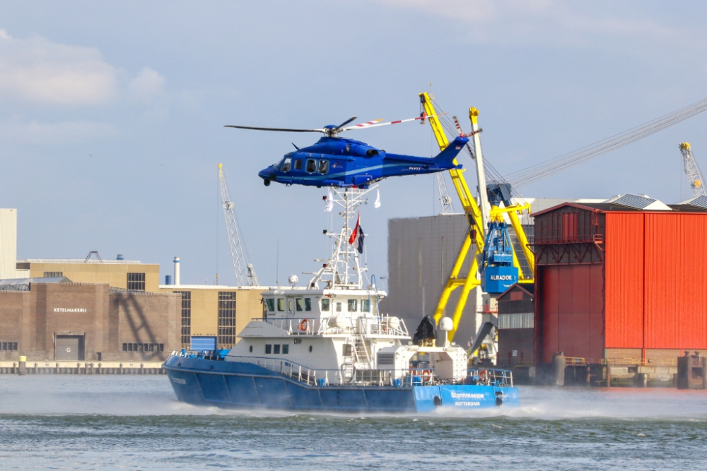 Schip “geënterd” door politiehelikopter bij de Maasboulevard