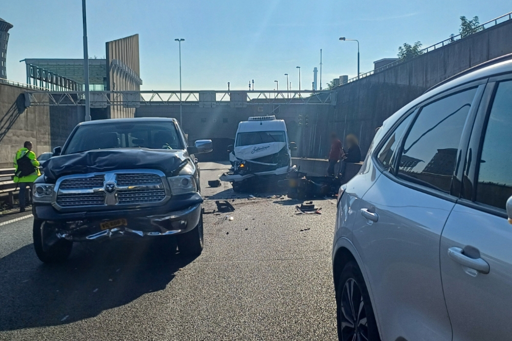 Buis Beneluxtunnel dicht na kettingbotsing