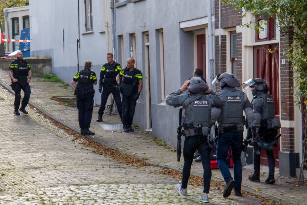 Massale inzet politie en DSI in woning aan de Oude Sluis