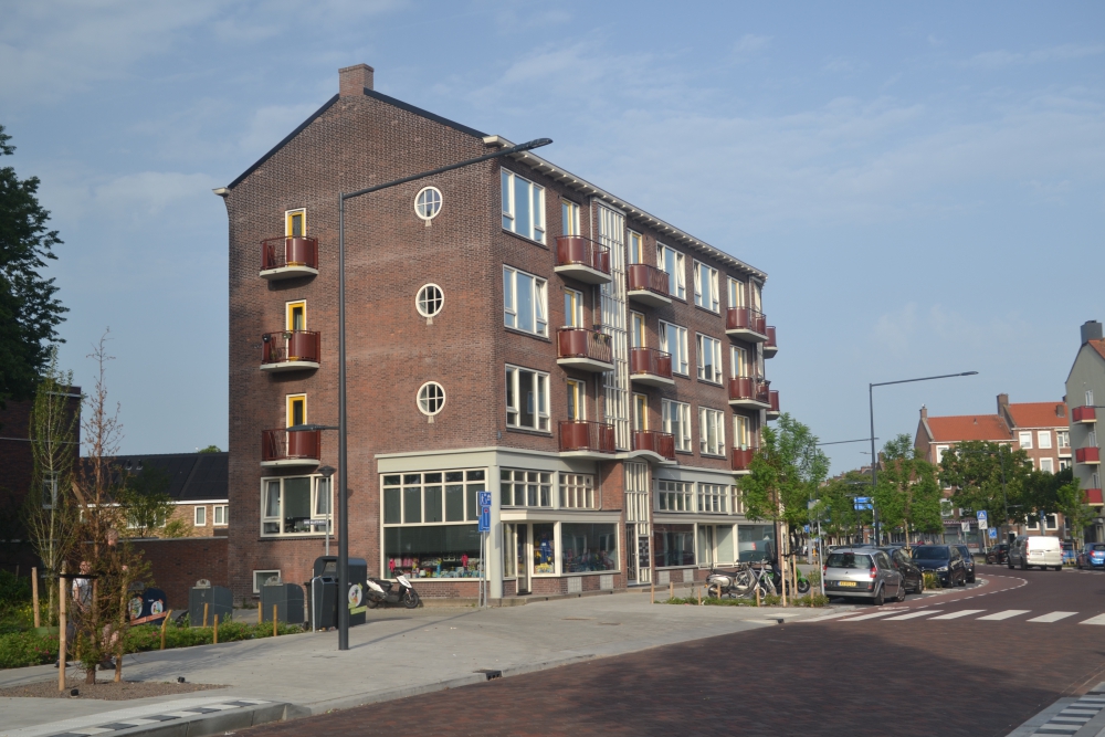 Woonplus krijgt schildje van Historische Vereniging voor de renovatie van de Lorentzlaan