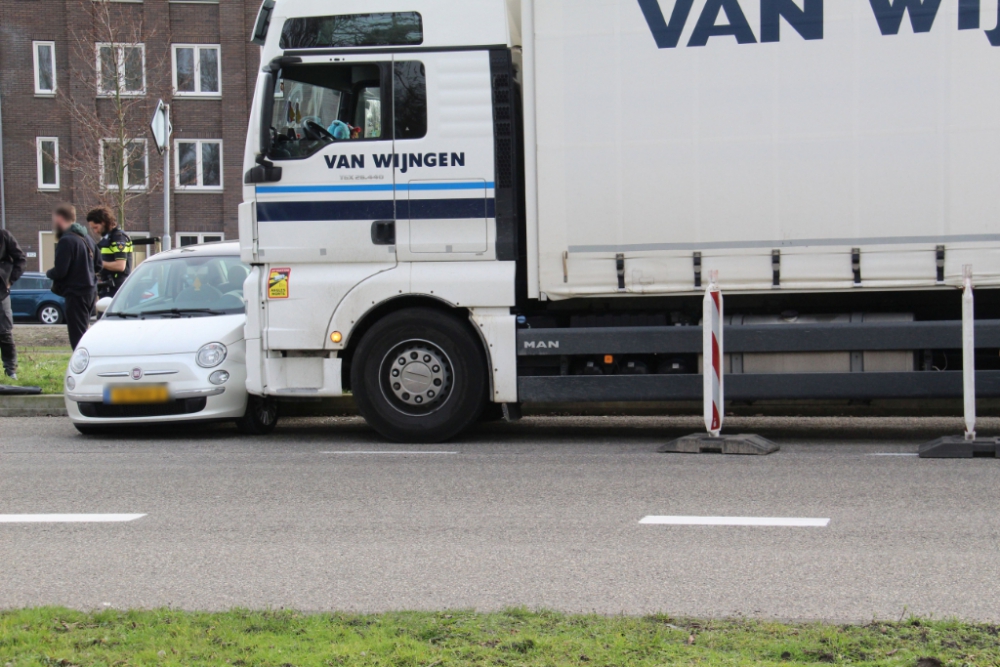 Vrachtwagen schept personenauto op Hargalaan