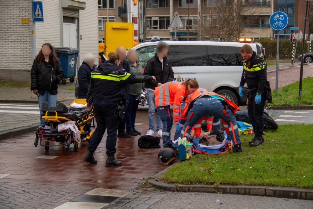 Jonge vrouw raakt gewond bij aanrijding scooter - auto