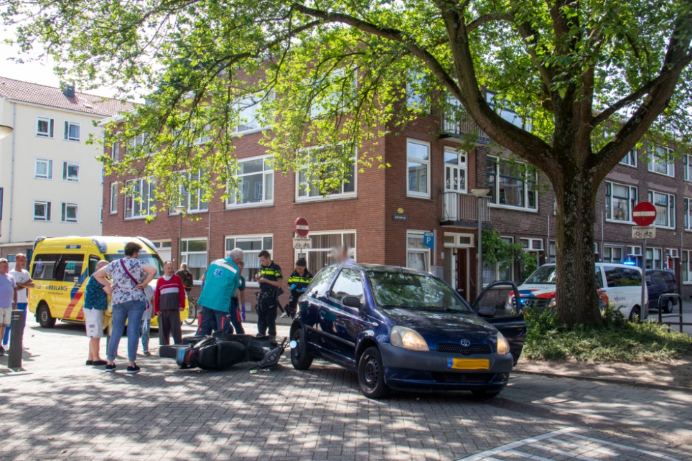 Scooterrijdster gewond na aanrijding met auto op het Newtonplein