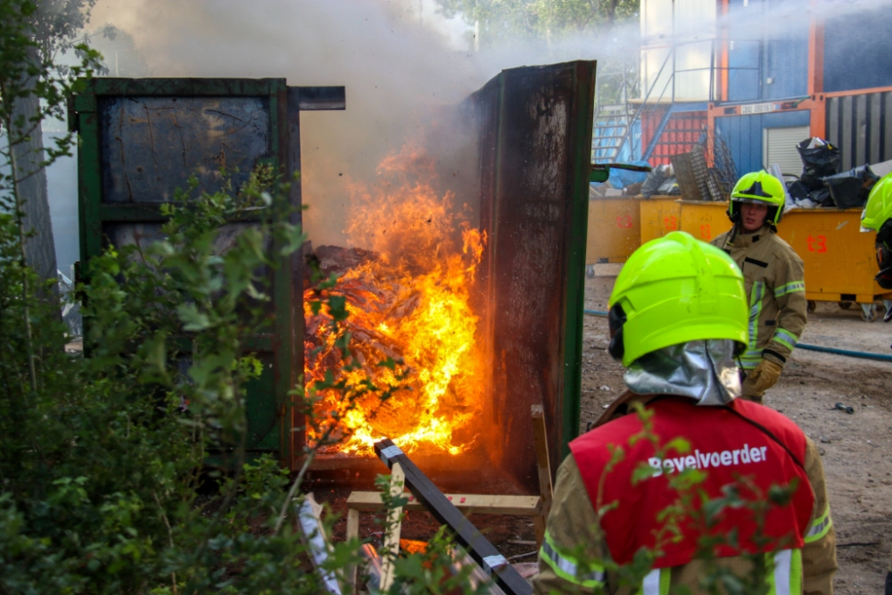 Hoge vlammen uit bouwcontainer bij Marconiplein