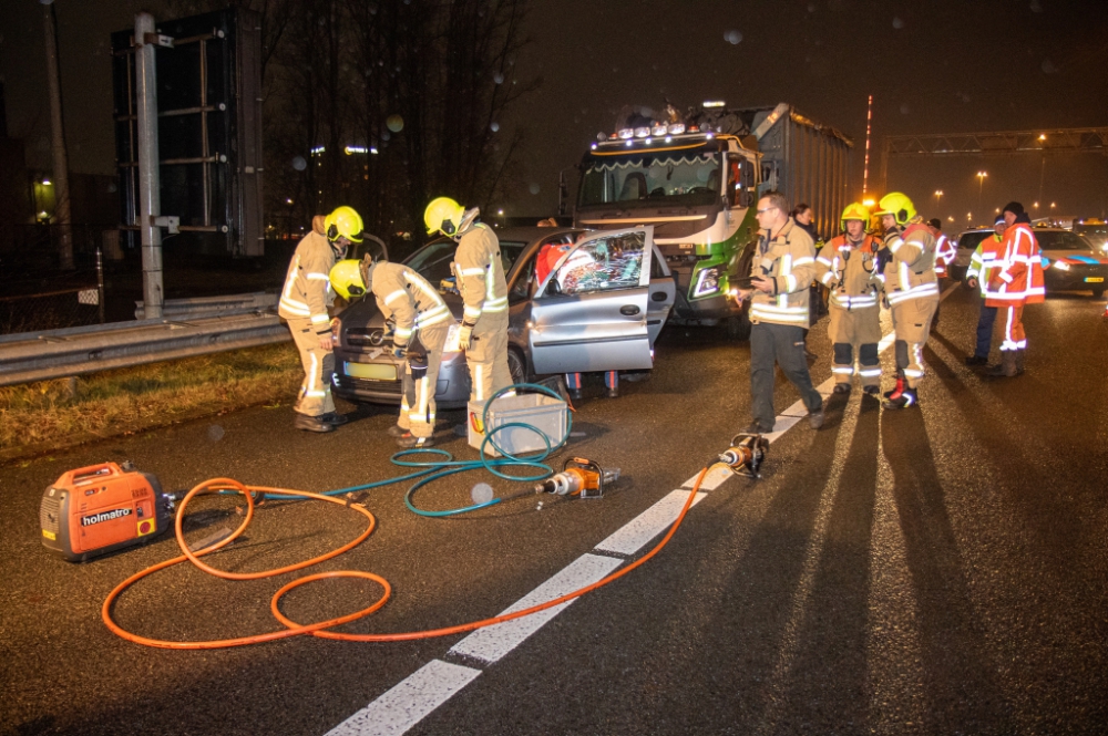 Auto en vrachtwagen botsen op elkaar voor Beneluxtunnel