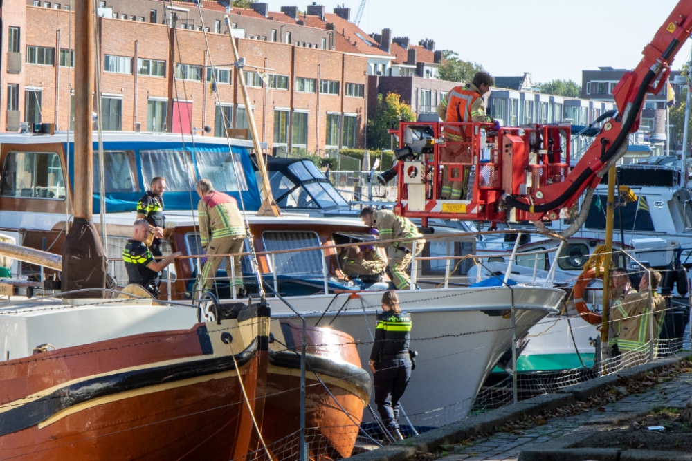 Grote inzet hulpdiensten voor gewonde man op boot aan de Nieuwe Haven