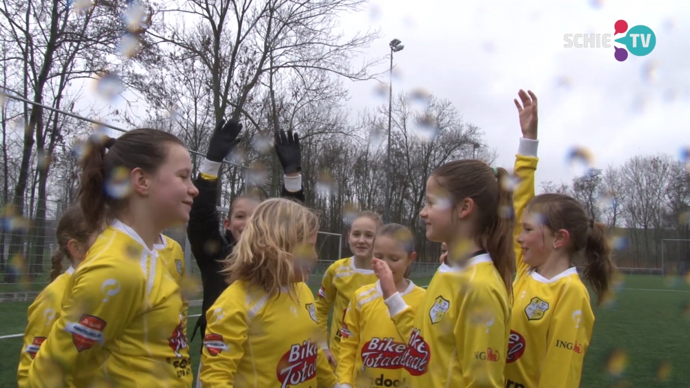 In de stromende regen een toernooitje spelen