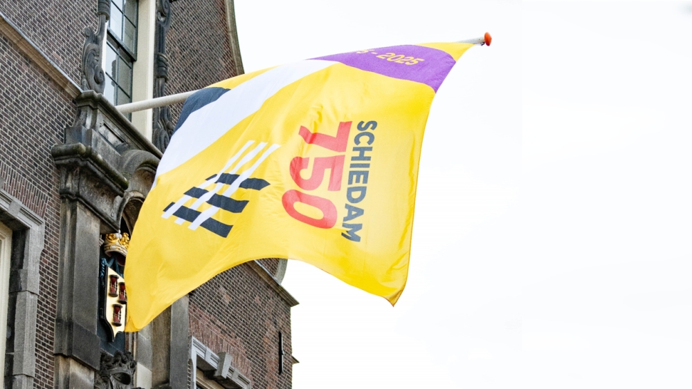 Speciale vlag voor feestjaar onthuld, 750 gratis vlaggen beschikbaar