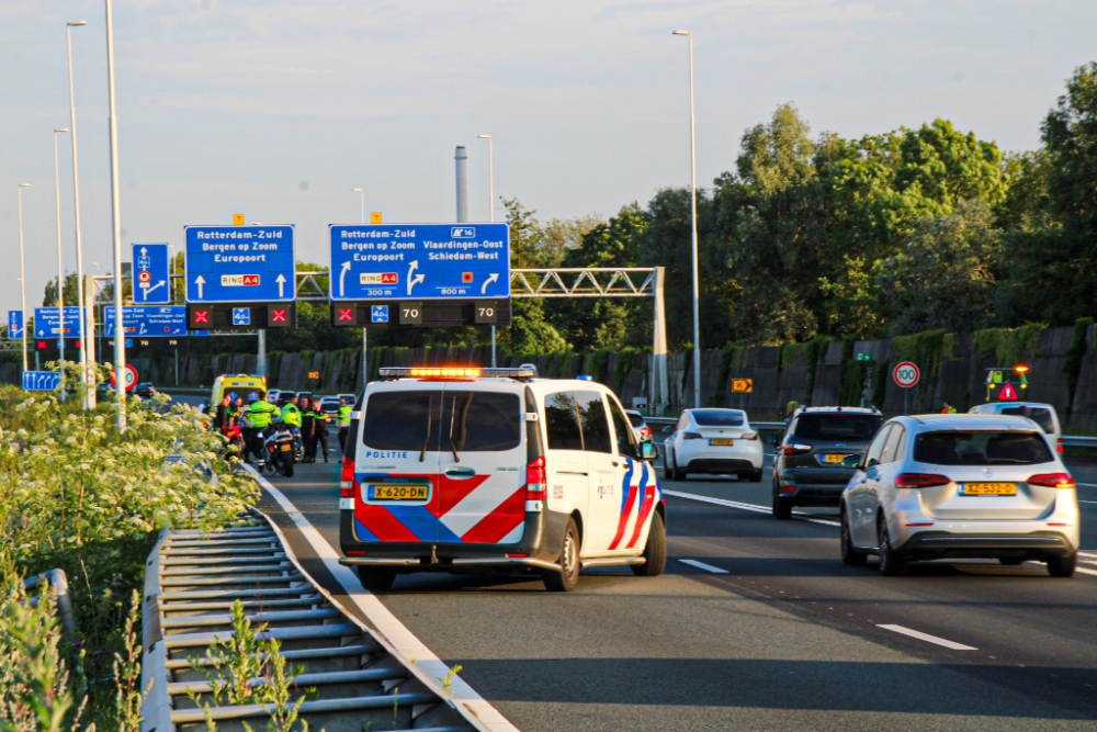 Ongeluk met motorrijder op snelweg, drie rijstroken dicht