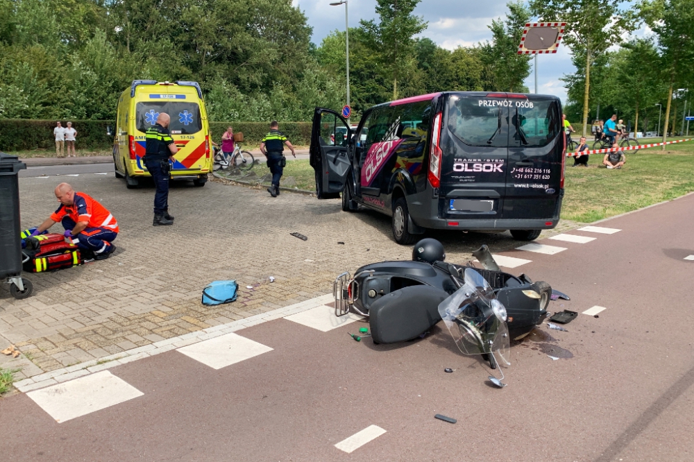 Scooterrijder raakt zwaargewond bij aanrijding op Westfrankelandsedijk