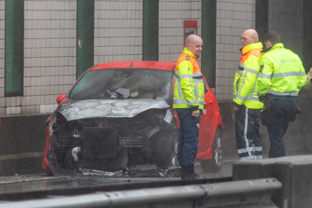 Auto vliegt bij de Beneluxtunnel in brand: buis afgesloten