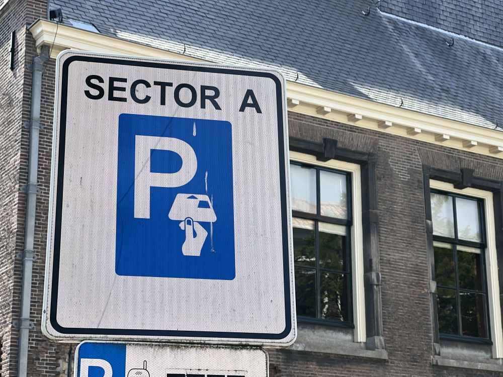 Betaald parkeren in West, Zuid en Nieuwland? Bewoners mogen dat zelf bepalen in een referendum