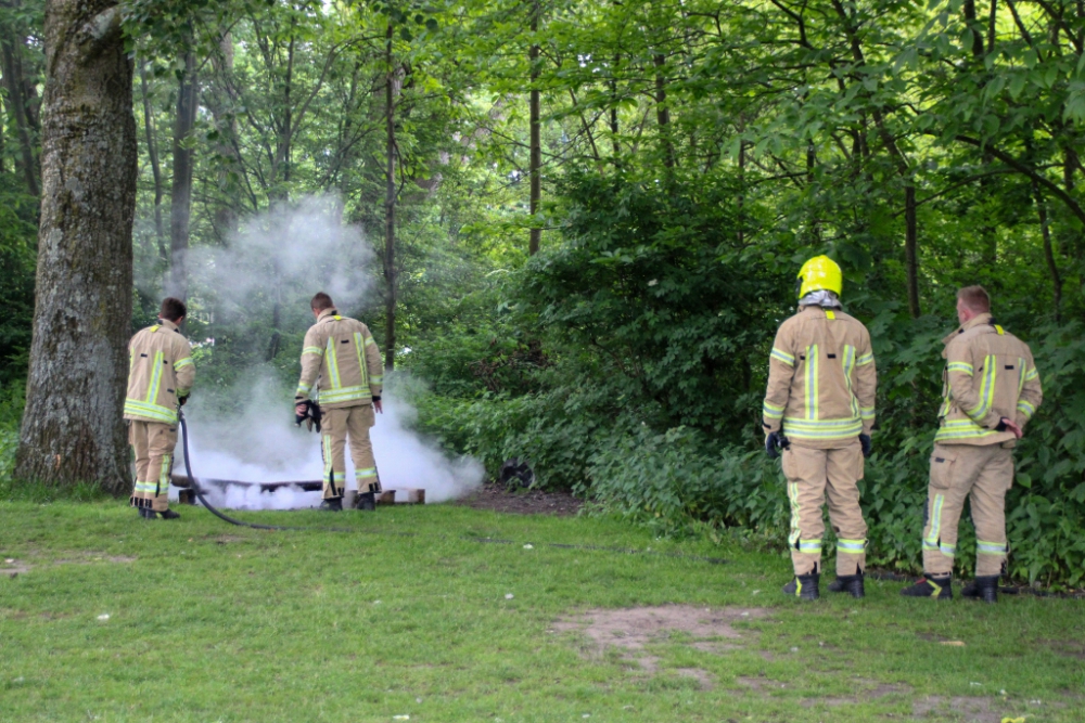 Brandweer rukt uit voor palletbrand in Beatrixpark