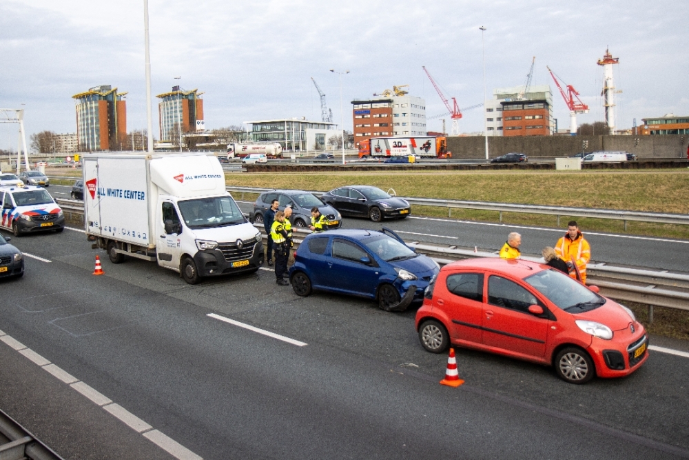 Aanrijding op snelweg: verkeer rond Vijfsluizen vast