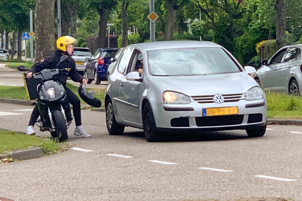 Bezorgscooter botst achterop auto op de BK-laan