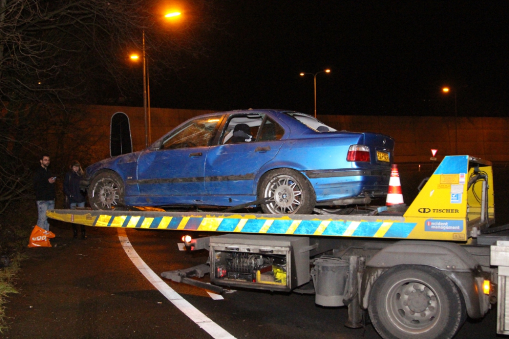 Auto uit de bocht afrit A20