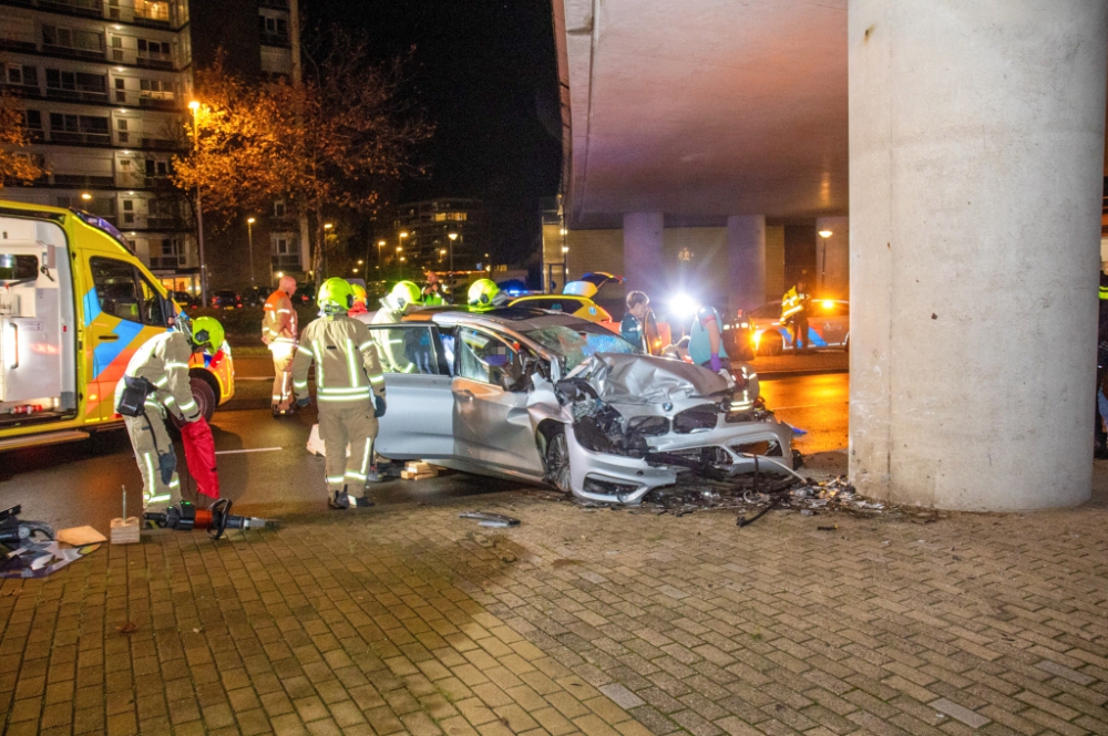 Twee zwaargewonden (68 en 69 jaar) bij auto-ongeluk vlak voor brandweerkazerne