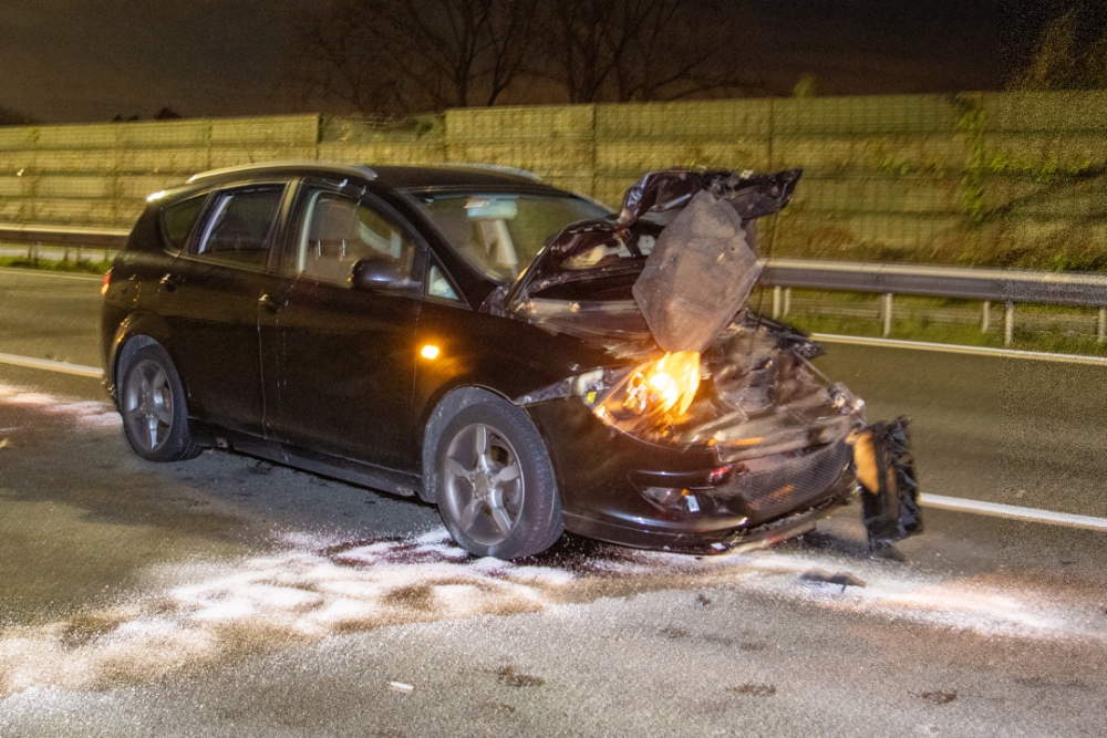 Auto flink beschadigd door aanrijding op snelweg, vrachtwagen rijdt door