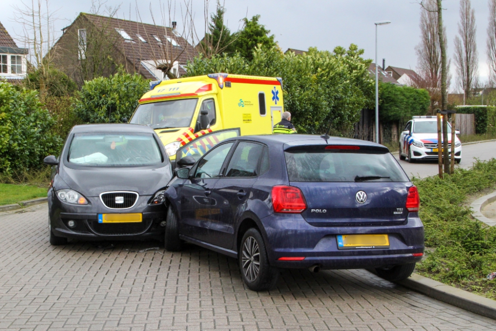 Vrouw gewond aan hoofd bij aanrijding