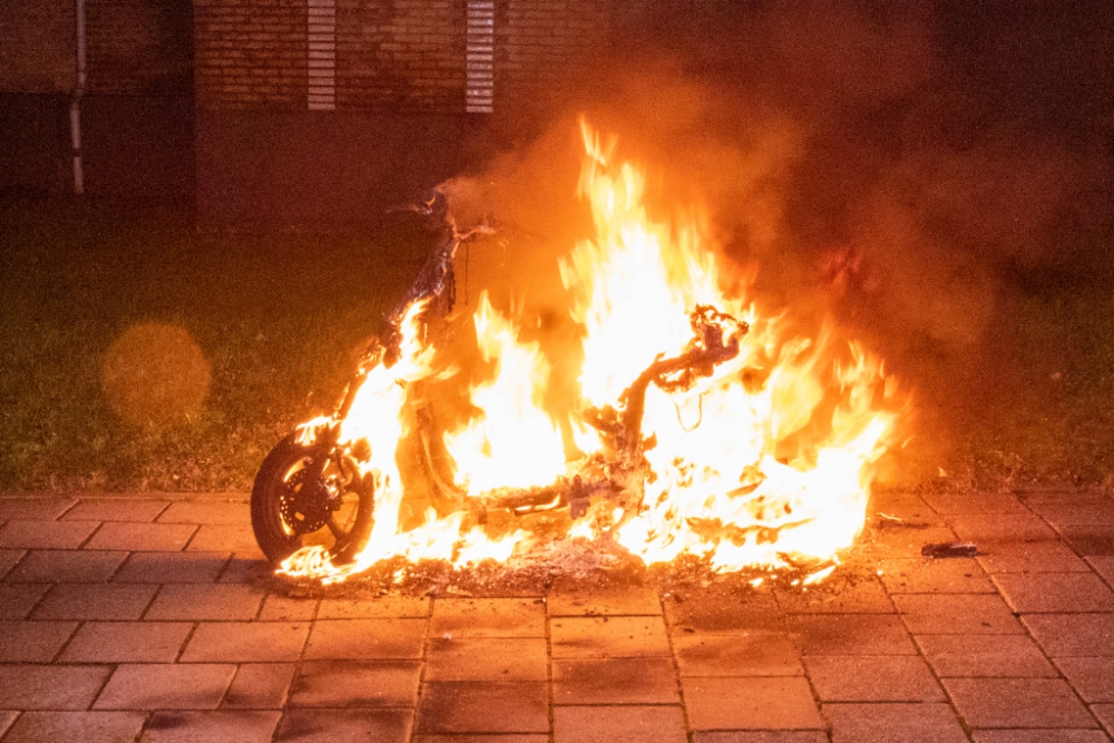 Scooter volledig uitgebrand op de Admiraal Trompstraat