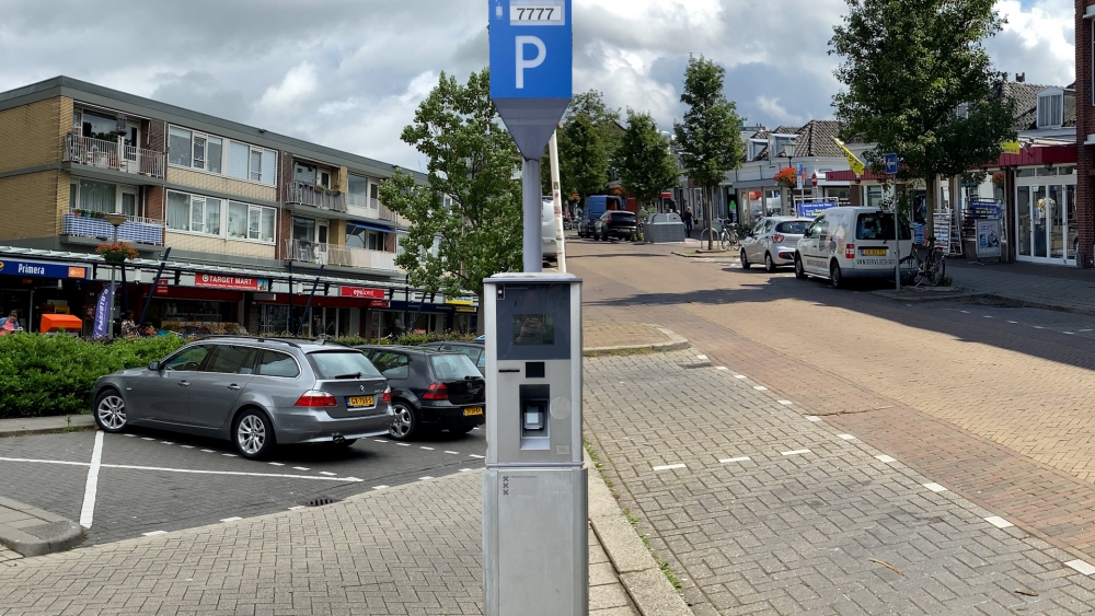 Winkeliers boos over betaald parkeren in zuidelijk Schiedam: “Je jaagt hiermee de consument weg uit onze winkelstraat”