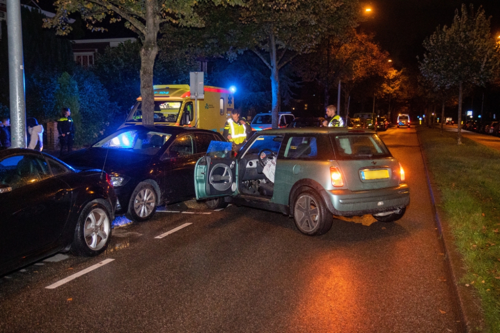 Auto knalt tegen geparkeerde auto