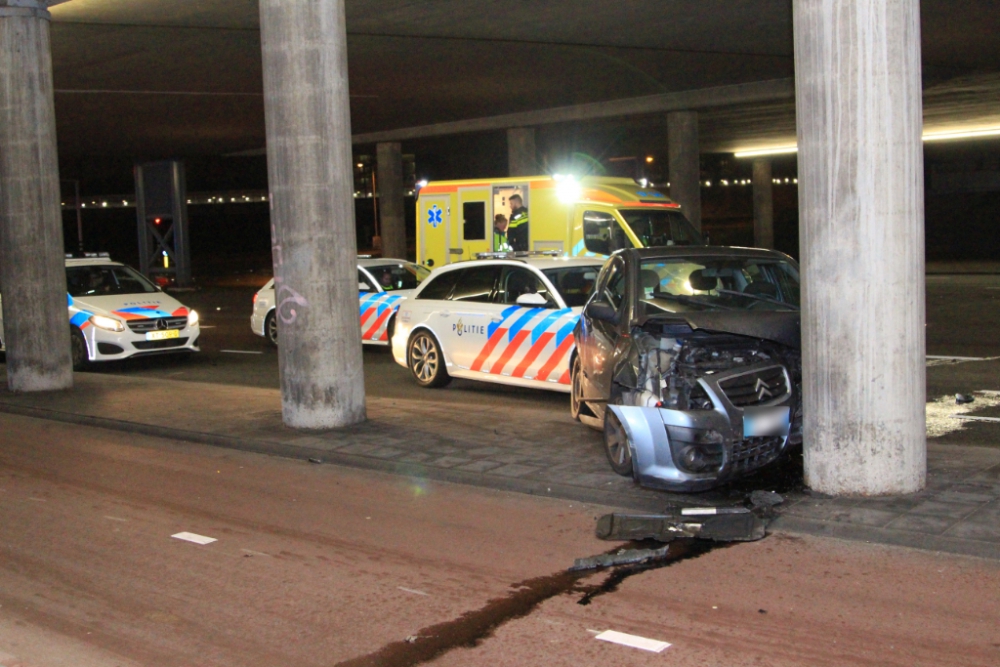 Politieachtervolging vanuit Amsterdam eindigt in crash in Schiedam