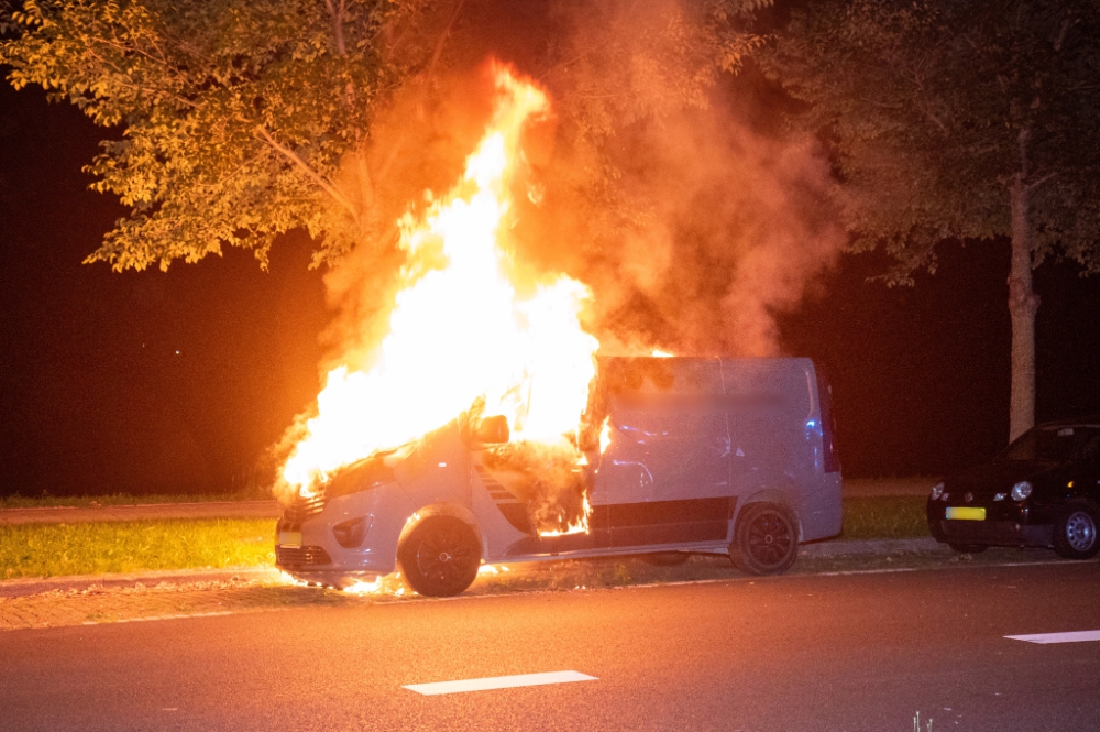 Bestelbus vliegt in brand aan de Westfrankelandsedijk