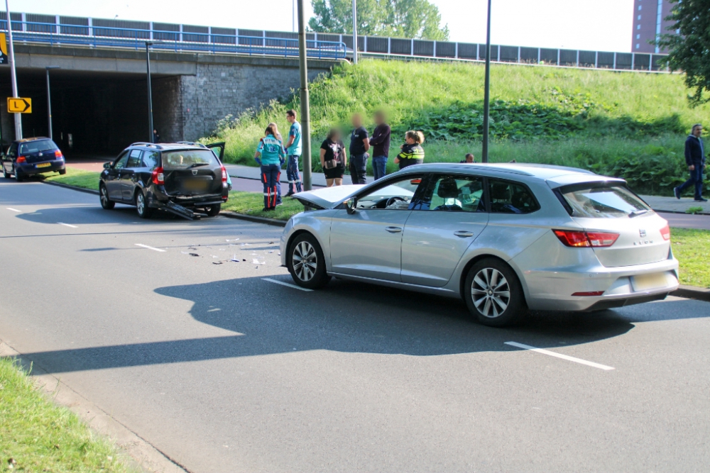 Flinke schade ontstaan bij botsing tussen twee auto&#039;s: één gewonde naar het ziekenhuis